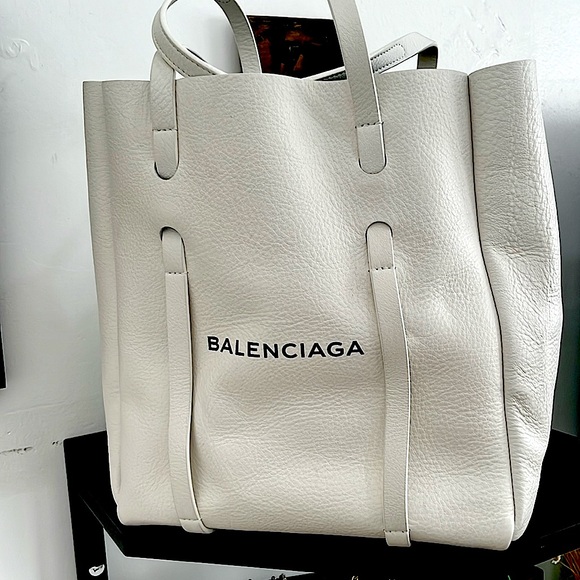 Balenciaga Handbags - Balenciaga medium size tote — white